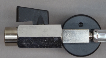 Ersatzmanometer, Wartungskoffer und zwei Füllgasdosen