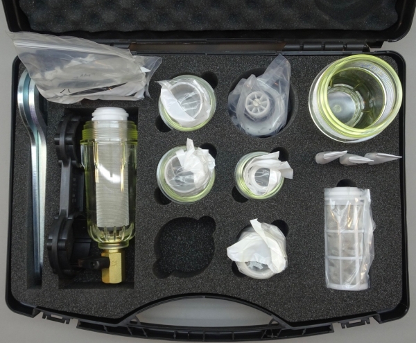 Wartungskoffer D06F Medium geöffnet – Filtereinsätze ES06F, Siebtassen SK06T, Schlüssel und O-Ringe